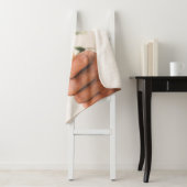 Persoon die consumptie-ijs bevat met drie aroma's  sherpa deken (In situ)