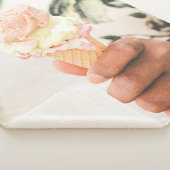 Persoon die consumptie-ijs bevat met drie aroma's  sherpa deken (3/4)