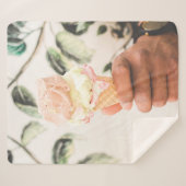 Persoon die consumptie-ijs bevat met drie aroma's  sherpa deken (Voorkant (horizontaal))