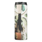 Persoon die consumptie-ijs bevat met drie aroma's  thermosbeker (Achterkant)