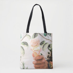 Persoon die consumptie-ijs bevat met drie aroma's  tote bag