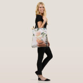 Persoon die consumptie-ijs bevat met drie aroma's  tote bag (Op model)