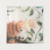 Persoon die consumptie-ijs bevat met drie aroma's wandkleed (Voorkant (horizontaal))