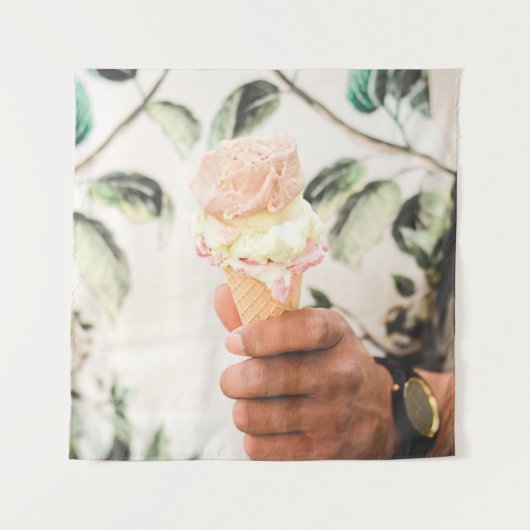 Persoon die consumptie-ijs bevat met drie aroma's wandkleed (Voorkant)