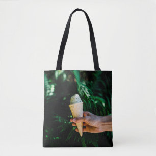 Persoon die consumptie-ijs houdt tote bag