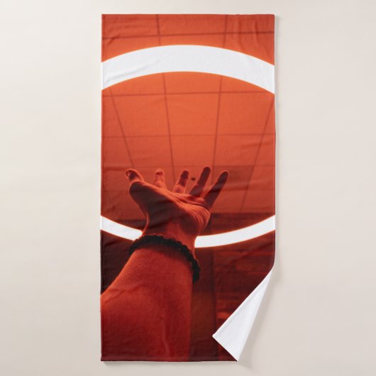 PERSOON DIE DE RONDE VAN DE AANGEDROOGDE FLUORESCE BADHANDDOEK (Badhanddoek)