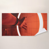 PERSOON DIE DE RONDE VAN DE AANGEDROOGDE FLUORESCE BADHANDDOEK (Badhanddoek)