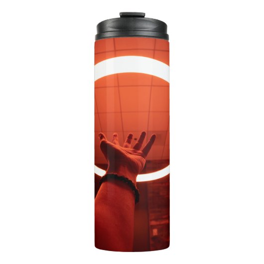 PERSOON DIE DE RONDE VAN DE AANGEDROOGDE FLUORESCE THERMOSBEKER (Voorkant)