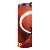 PERSOON DIE DE RONDE VAN DE AANGEDROOGDE FLUORESCE THERMOSBEKER (Gedraaid links)