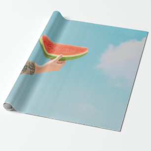 Persoon die gesneden watermeloenen houdt cadeaupapier