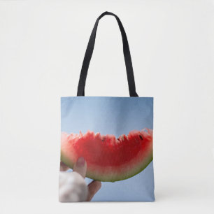 Persoon die gesneden watermeloenen houdt tote bag