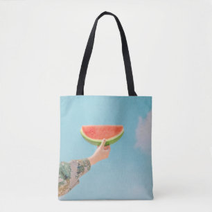 Persoon die gesneden watermeloenen houdt tote bag