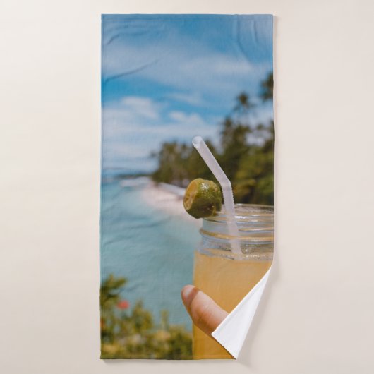 Persoon die houder is van een smaakpot met gevuld  badhanddoek (Badhanddoek)