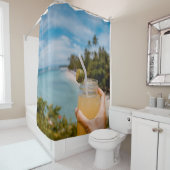 Persoon die houder is van een smaakpot met gevuld  douchegordijn (In situ)