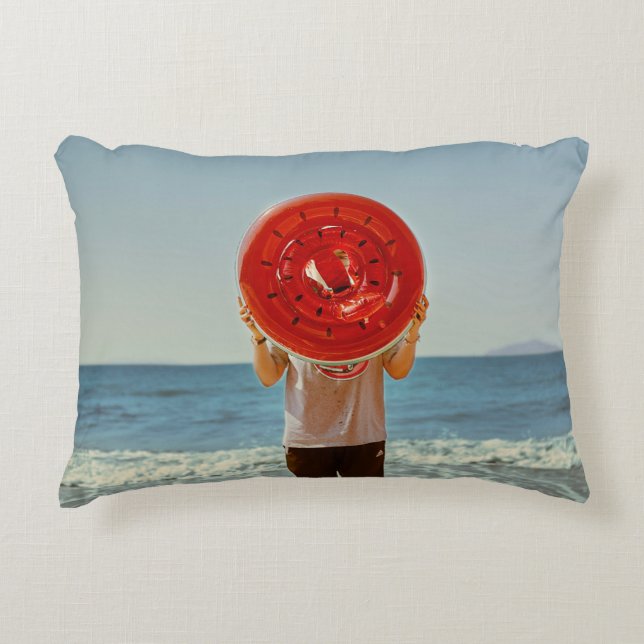 Persoon die met watermeloenen-doordachte opblaasba accent kussen (Voorkant)