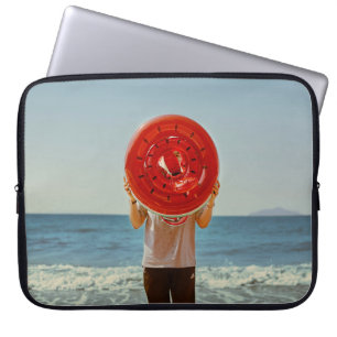 Persoon die met watermeloenen-doordachte opblaasba laptop sleeve