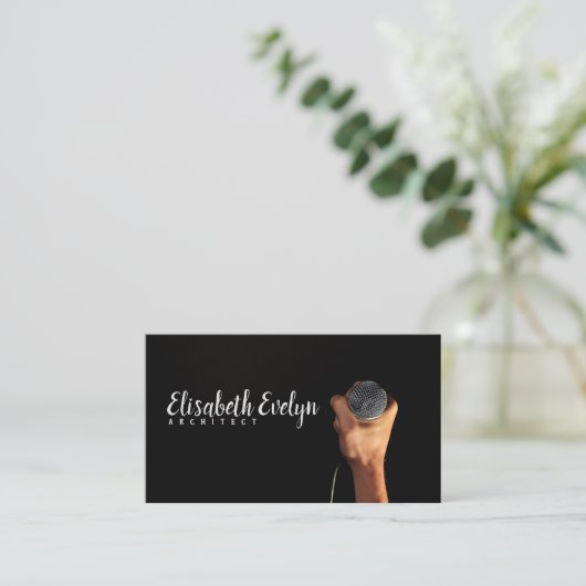Persoon die microfoon vasthoudt visitekaartje (Staand voorkant)