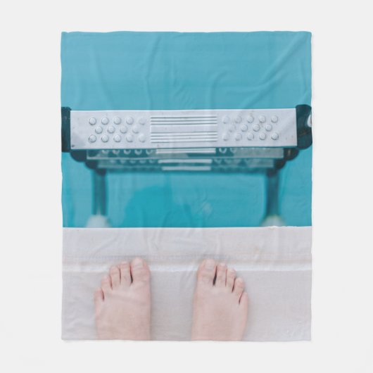 Persoon die op de zwembadladder staat fleece deken (Voorkant)