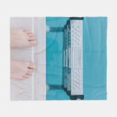 Persoon die op de zwembadladder staat fleece deken (Voorkant (Horizontaal))