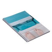 Persoon die op de zwembadladder staat notitieboek (Rechterzijde)