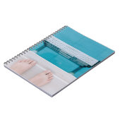 Persoon die op de zwembadladder staat notitieboek (Linkerzijde)