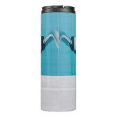 Persoon die op de zwembadladder staat thermosbeker (Achterkant)