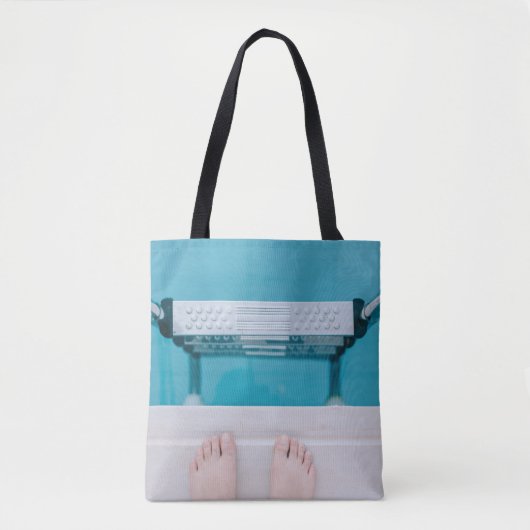 Persoon die op de zwembadladder staat tote bag (Voorkant)