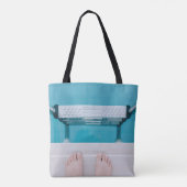 Persoon die op de zwembadladder staat tote bag (Achterkant)
