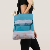 Persoon die op de zwembadladder staat tote bag (Dichtbij)
