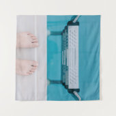 Persoon die op de zwembadladder staat wandkleed (Voorkant (horizontaal))