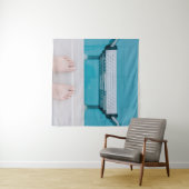 Persoon die op de zwembadladder staat wandkleed (In Situ (horizontaal))