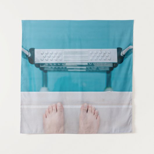 Persoon die op de zwembadladder staat wandkleed (Voorkant)