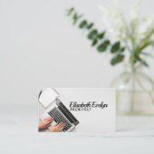 persoon die op laptop schrijft visitekaartje (Staand voorkant)