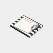 Persoon die op zwarte strepen schuurt op elke kleu post-it® notes (Schuin)