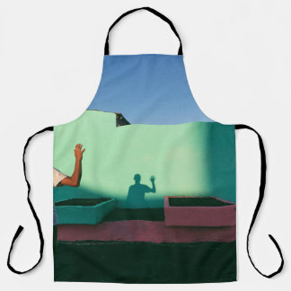 Persoon die reflecterende schaduw op blauwgroen wa schort