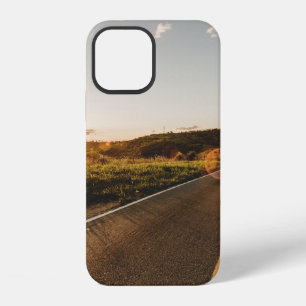 Persoon die 's ochtends op de weg loopt iPhone 12 hoesje