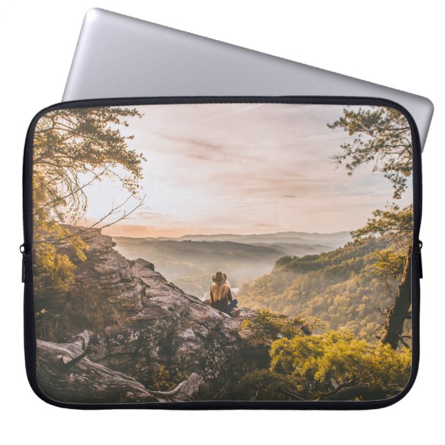 PERSOON DIE STAAT OP CLIFF NEAR TREE OP MOUNTAE LAPTOP SLEEVE (Voorkant)