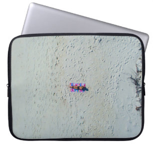 Persoon die zonnebaden op het strand laptop sleeve