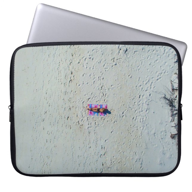 Persoon die zonnebaden op het strand laptop sleeve (Voorkant)