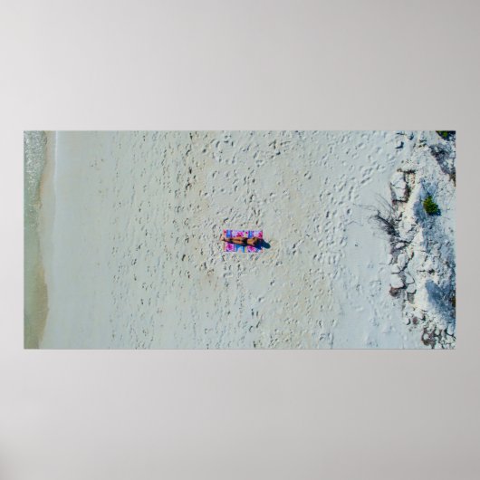 Persoon die zonnebaden op het strand poster (Voorkant)