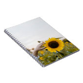 Persoon die zonnebloem houdt notitieboek (Rechterzijde)