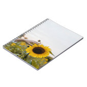 Persoon die zonnebloem houdt notitieboek (Linkerzijde)