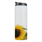 Persoon die zonnebloem houdt thermosbeker (Geroteerd rechts)