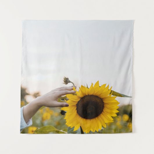 Persoon die zonnebloem houdt wandkleed (Voorkant)