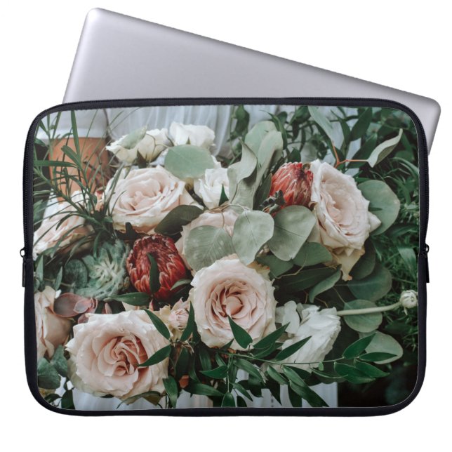 PERSOON HOLDING BOUQUET OF PINK AND RED FLOWERS LAPTOP SLEEVE (Voorkant)