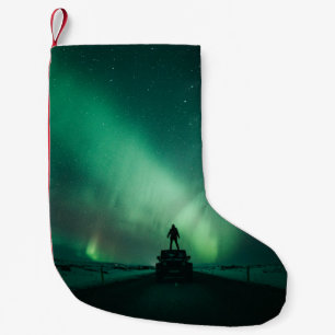 PERSOON IN DE VOORZIJDE VAN AURORA LICHTEN KLEINE KERSTSOK