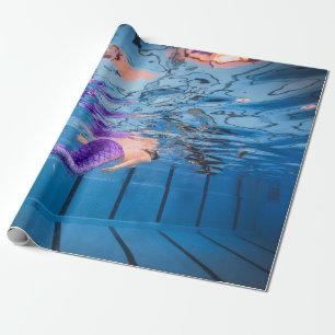 Persoon in paarse broek die op blauwe hammock ligt cadeaupapier