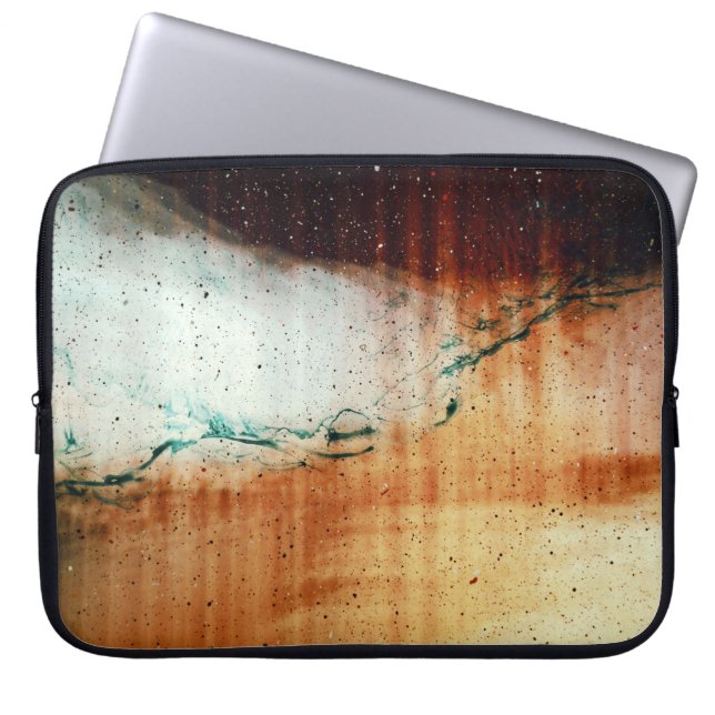 Persoon in zwarte teenslippers op bruin zand laptop sleeve (Voorkant)