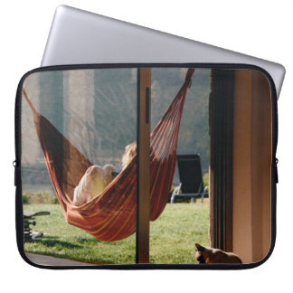 Persoon met bruine naai laptop sleeve