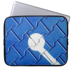 Persoon met een wielketting op een paars wegdek laptop sleeve
